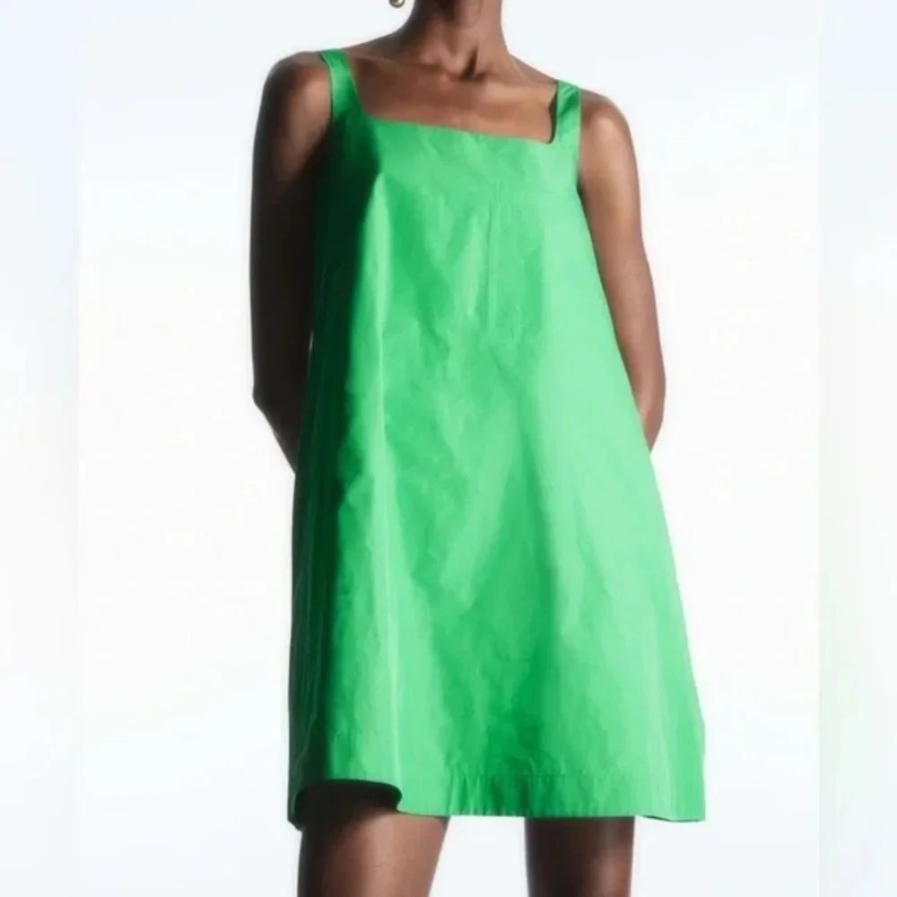 COS | CONTRAST-PANEL MINI DRESS | BRIGHT GREEN - Picture 2 of 8